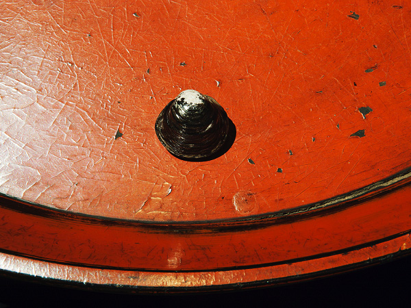 十三湖2015年  3.0 x 3.0 x H 2.2 cm 黒檀一木彫＆根来高盤とコラボレーション