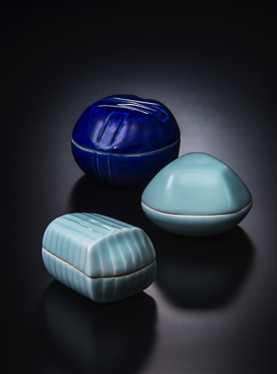 上から 159. 林慶一「陶筥」  	W.	10.5/D.	10.5/H.7.5cm  102. 林慶一「陶筥」  	W.	9.5/D.	9.5/H.6.5cm  121. 林慶一「陶筥」  	W.	10.5/D.	7.0/H.6.0cm 撮影：畠山たかし