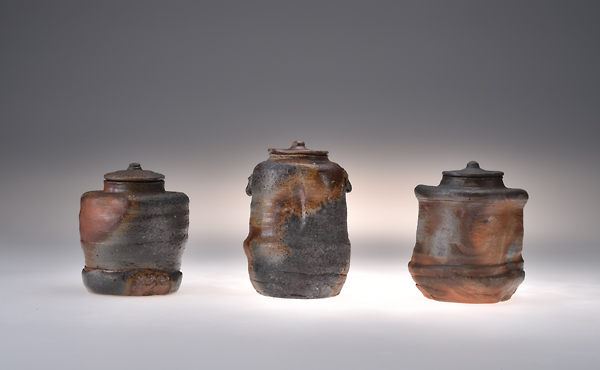  [左] 伊部茶入　7.8 x 6.6 cm [中] 伊部耳付茶入　9.3 x 6.6 cm [右] 伊部茶入 　8.1 x 6.9 cm