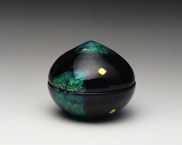 6. 金箔二層挿み斑文宝珠形蓋物  直径5.9×高さ5.1 cm 