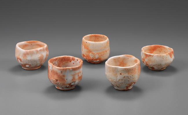 奧：左より 7. 志野四方酒盃　D 7.2   H 5.6 cm 8. 志野酒盃　D 6.5   H 5.7 cm　9. 志野輪花酒盃　D 7.6   H 4.2 cm 手前：左より 10. 赤志野輪花酒盃　D 7.2   H 5.5 cm 11. 志野輪花酒盃　D 7.2   H 5.8 cm 