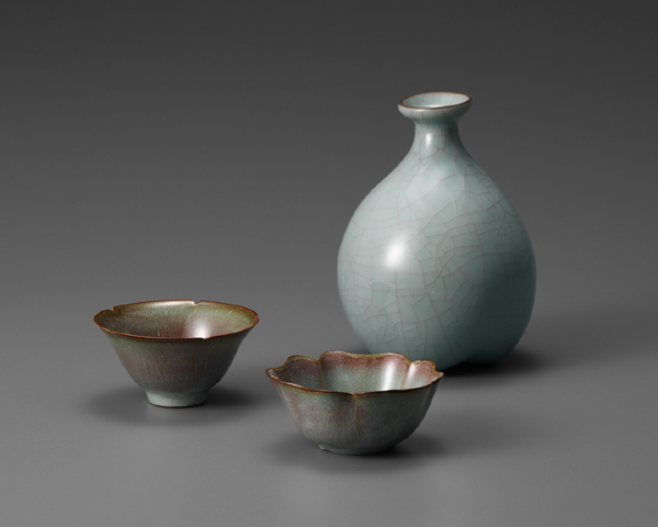  左：c-27. 翠瓷盃      	D.7.2 H.3.6cm 中：c-46. 翠瓷盃      	D.7.0 H.3.0cm 右：b-12. 青磁徳利      	D.9.1 H.12.2cm