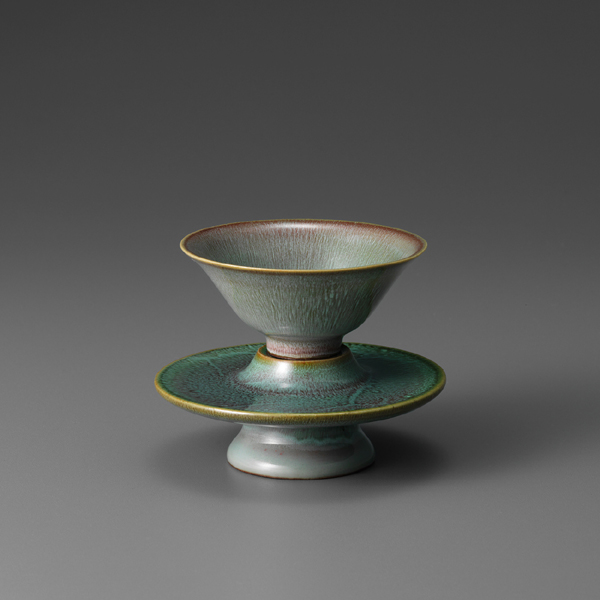 c-1. 翠瓷盃・盃台      D.6.8 H.3.0cm (盃)、D.8.1 H.3.1cm (盃台)