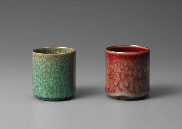 左：c-8. 翠瓷筒      	D.5.6 H.6.1cm 右：c-6. 赫瓷筒      	D.5.8 H.6.4cm