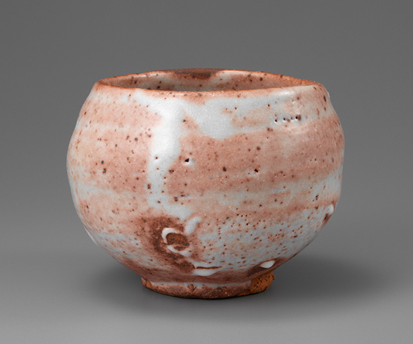  2. 赤志野茶盌 　D 13.8   H 10.4 cm