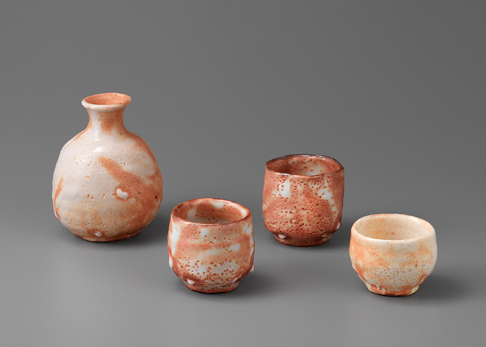 奧：左より 7. 志野徳利  D 9.7   H 12.0 cm 8. 赤志野輪花酒盃　D 7.0   H 6.5 cm 手前：左より 9. 	赤志野酒盃　D 6.9   H 6.0 cm 10. 志野酒盃　D 6.8   H 5.0 cm 