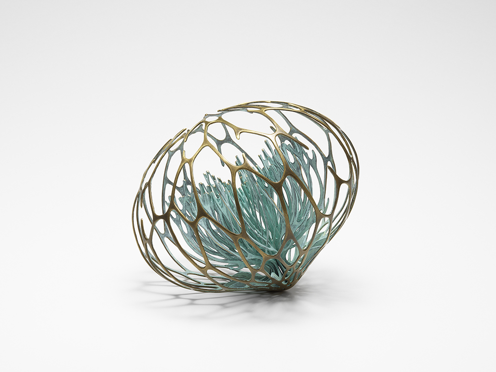 K-2.  久米圭子  wonders 076  D.13.5 W.13.5 H.11.0 cm 素材：真鍮   技法：鍛金・彫金(透かし彫り)・ロウ付け