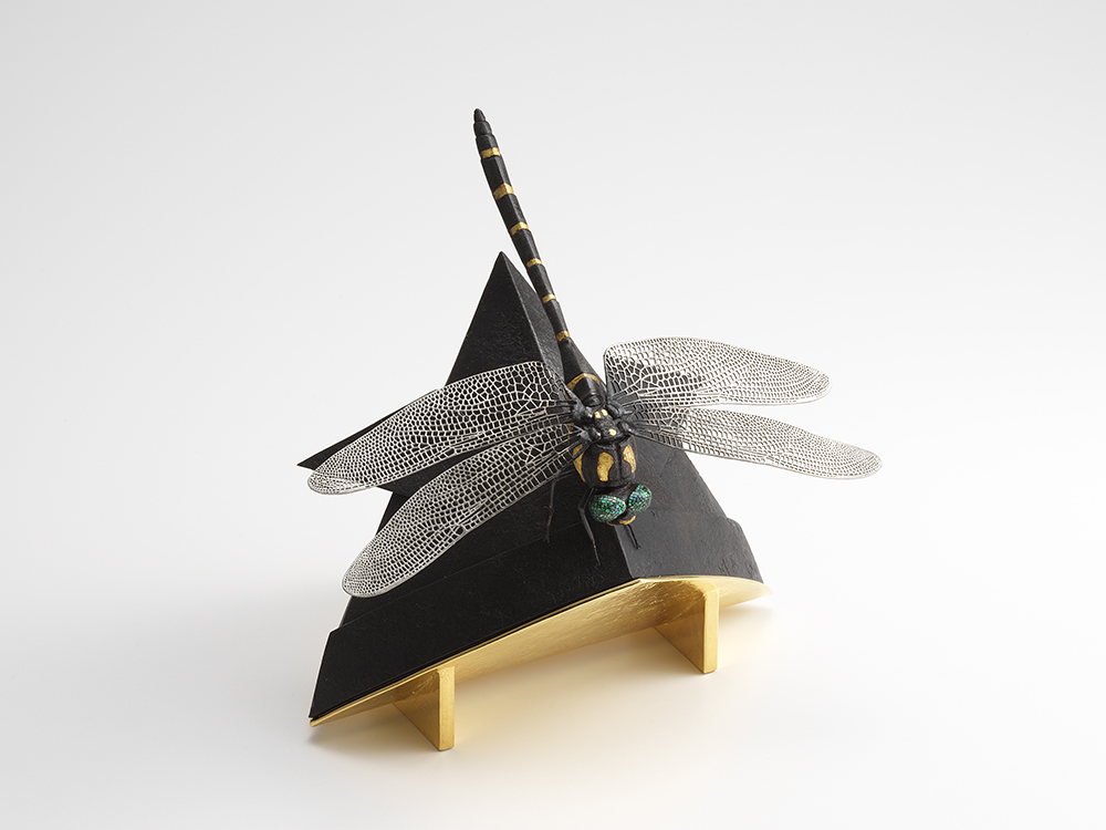 M-1.  水代達史  凱  D.11.2 W.16.8 H.17.3 cm 素材：２４金・鉄・真鍮・金箔・革   技法：彫金・布目象嵌