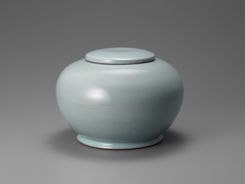 a-5  青磁有蓋壺  Celadon Jar with Lid  D.24.1 H.16.5 cm