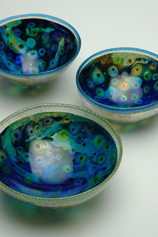 虹彩星雲文碗 Iridescent bowl with nebular patternW10.0×H4.0cm (手前)W8.0×H3.5cm (中)W8.5×H4.0cm (奥)