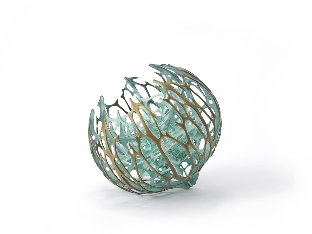 K-2 久米圭子 wonders 094 w.145 d.140 h.140 mm 素材：真鍮     技法：鍛金、透かし彫り、ロウ付け