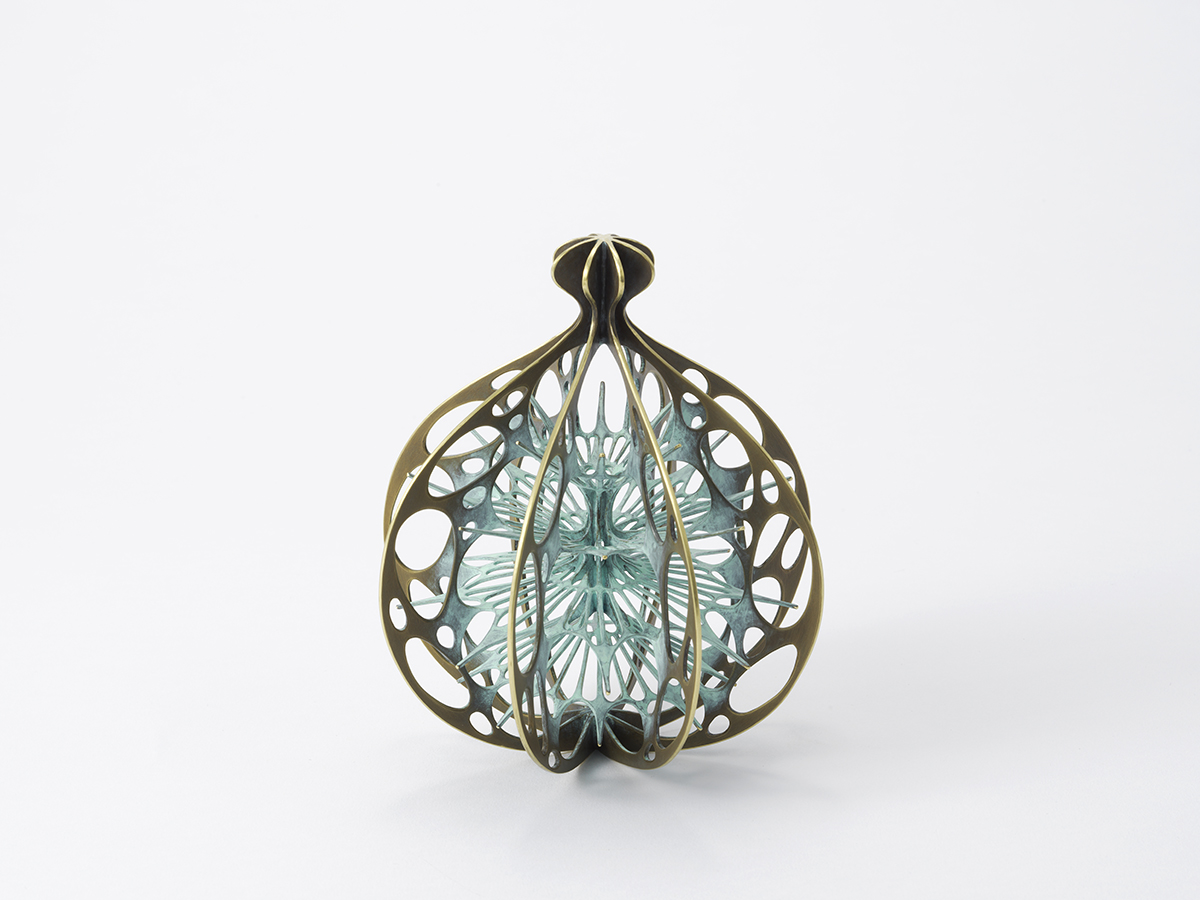 K-1.  久米圭子  wonders 093  w.130 d.130 h.145 mm 素材：真鍮     技法：透かし彫り、ロウ付け