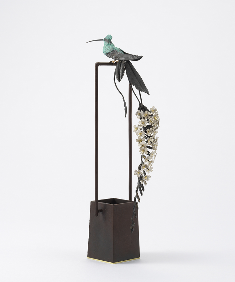 M-1.  水代達史  Camouflage－垂－w.136 d.67 h.283 mm 素材：銅、真鍮、鉄、ステンレス、銀鍍金、緑青      技法：彫金、打ち出し