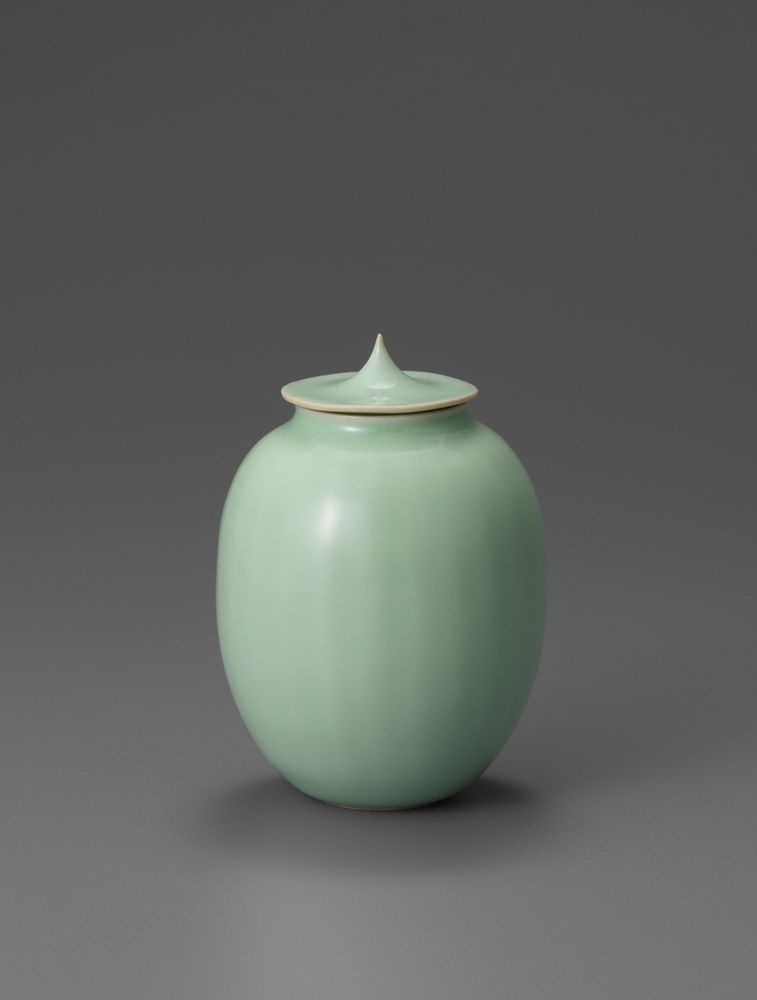 a-10  玲磁盒子  Celadon Lidded Cotainer,Reiji type  D.7.6 H.11.0 cm