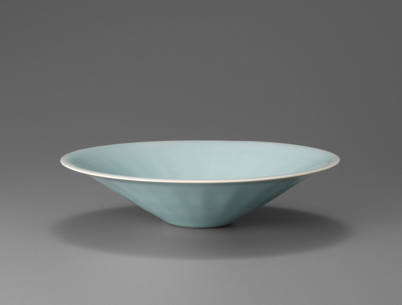 b-19  青磁茶碗  Celadon Tea Bowl  D.19.8 H.4.7 cm