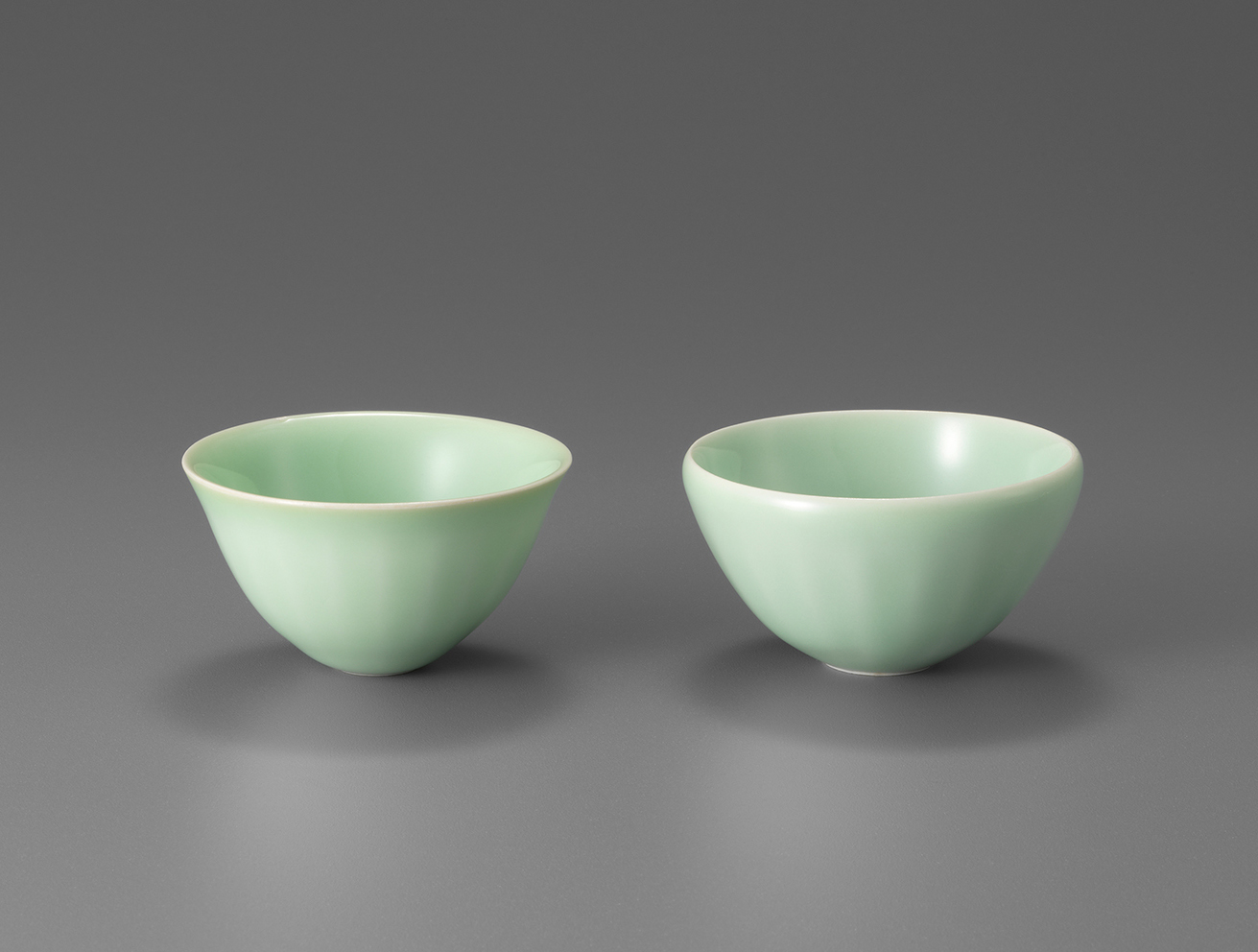 [左] c-18  玲磁盃  Celadon Sake Cup,Reiji type   D.6.7 H.3.7 cm [右] c-27  玲磁盃  Celadon Sake Cup,Reiji type  D.6.9 H.3.5 cm