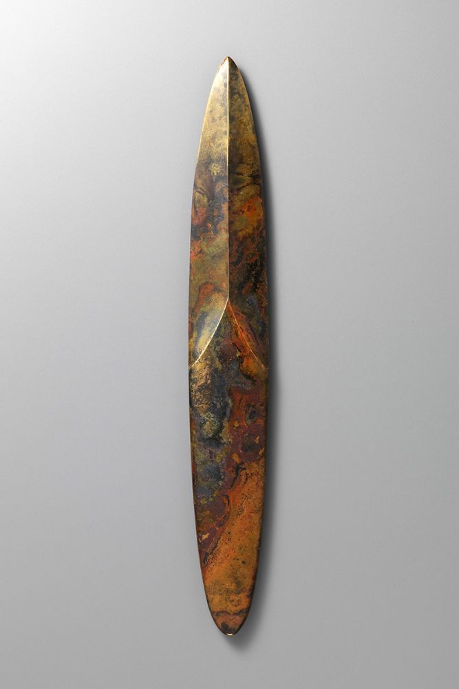 「聖なるもの」L.324 W.46 D.14 mm, 青銅鋳造、緑青