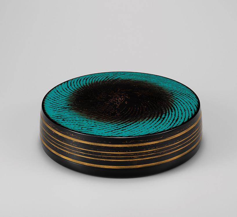 安藤源一郎作　紙胎蒟醤青嵐合子　D 24.2 x H 6.5 cm 技法：紙胎・蒟醬