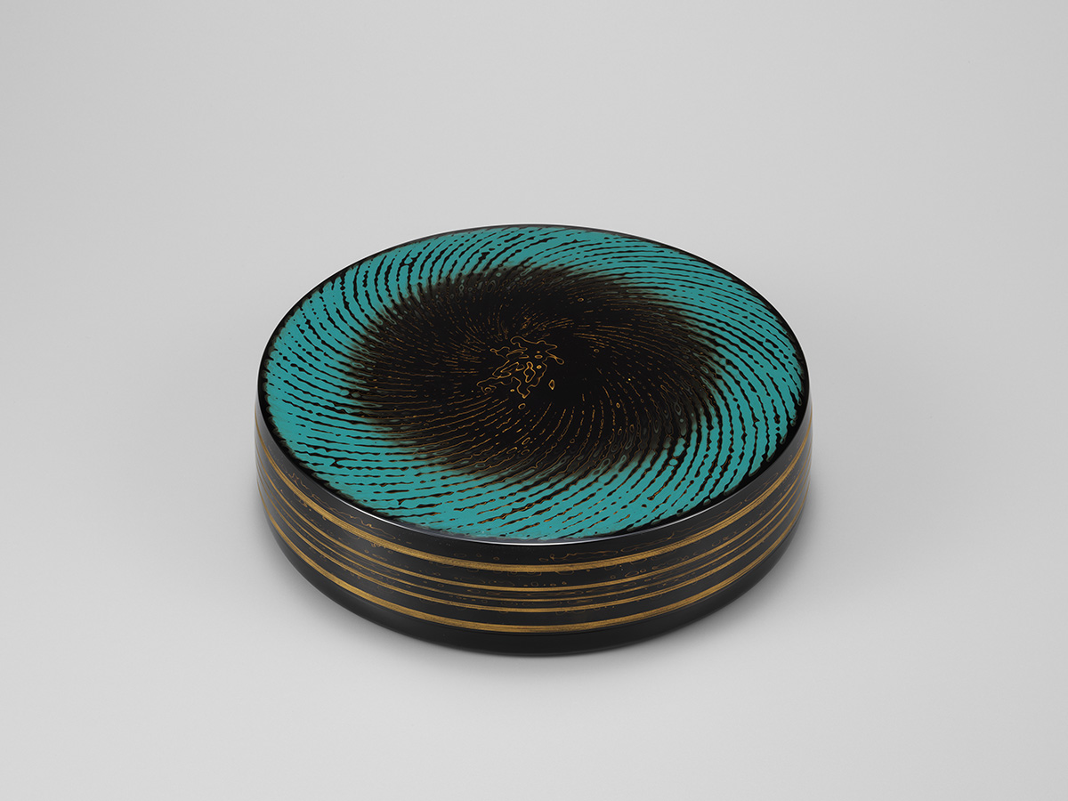 安藤源一郎作　紙胎蒟醤青嵐合子　D 24.2 x H 6.5 cm 技法：紙胎・蒟醬