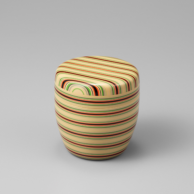 泉谷麻紀子    縞々薄茶器 D 7.0 x H 7.1 cm 技法：堆漆