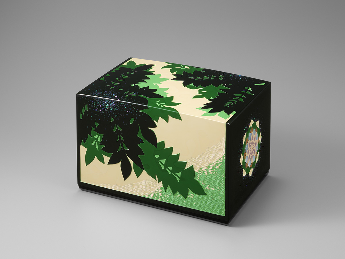 加藤友理    彫漆箱「萌動」 D 17.0 x W 25.0 x H 16.2 cm 技法：蒔絵・彫漆