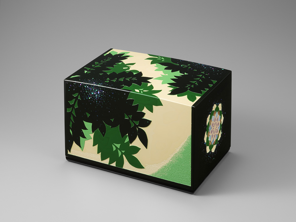 加藤友理    彫漆箱「萌動」 D 17.0 x W 25.0 x H 16.2 cm 技法：蒔絵・彫漆