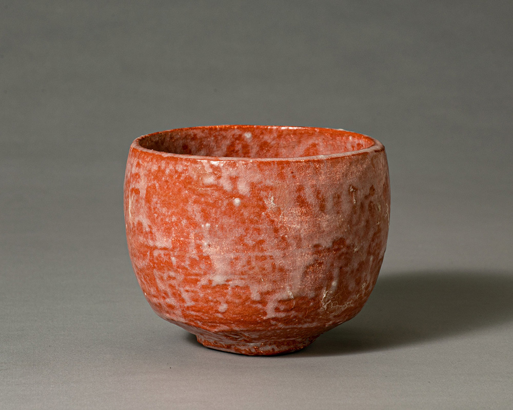  2. 赤楽茶碗　銘「浦波」   径 11.6  高 9.5 ㎝  裏千家十六代御家元お箱書