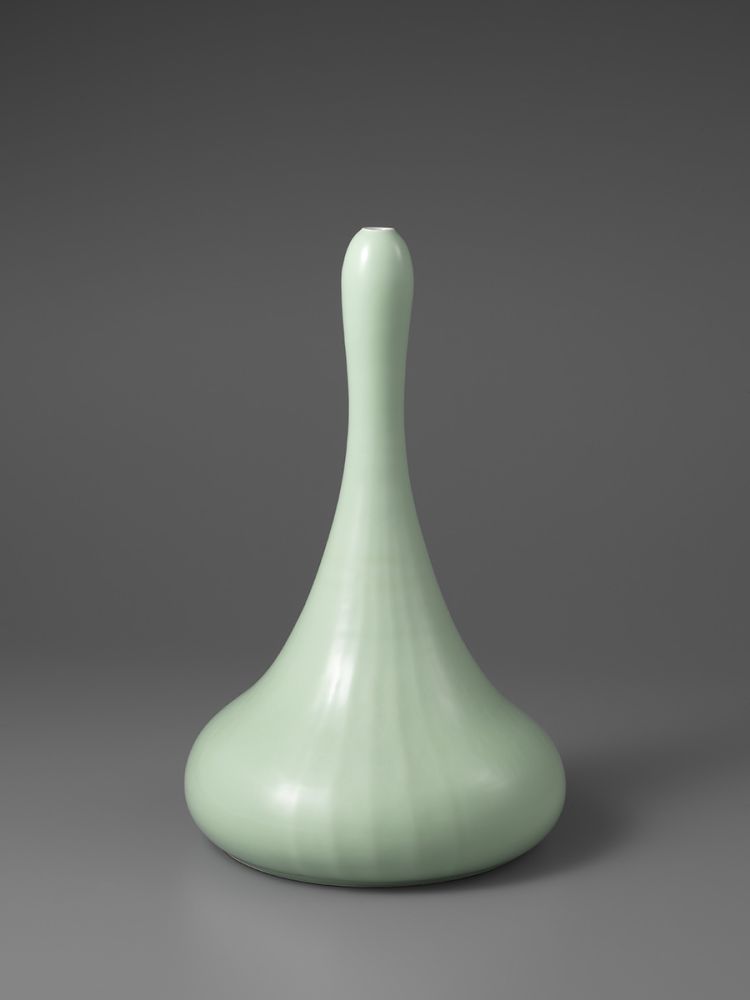 a-8  玲磁鎬瓶　D.25.0  H.40.5 cm