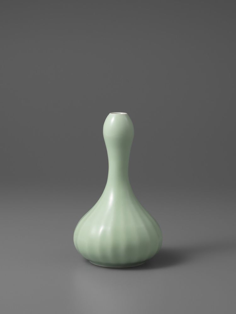  a-17  玲磁鎬瓶　D.10.6  H.17.8 cm