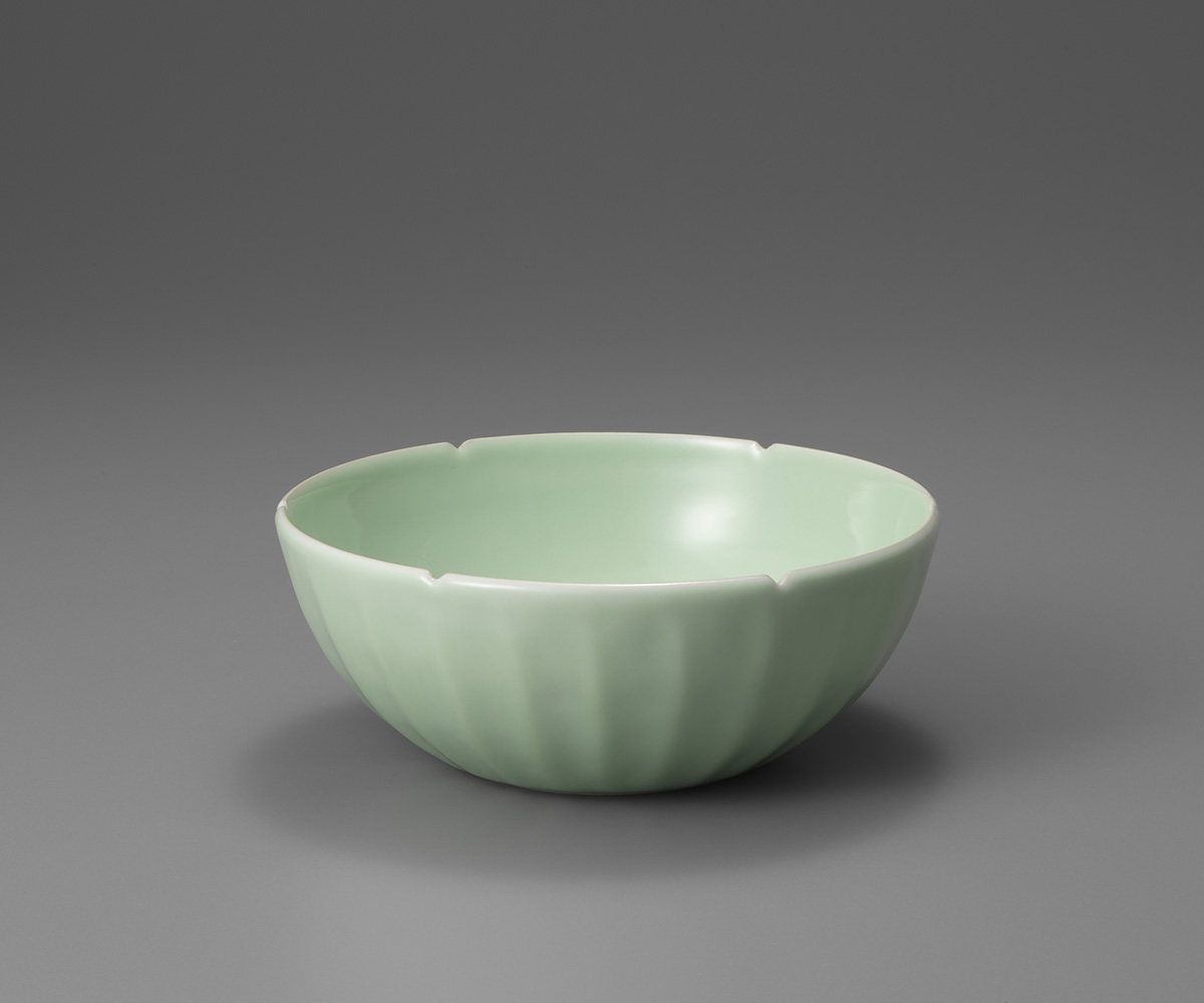 b-4  玲磁鎬鉢　D.19.0  H.7.2 cm