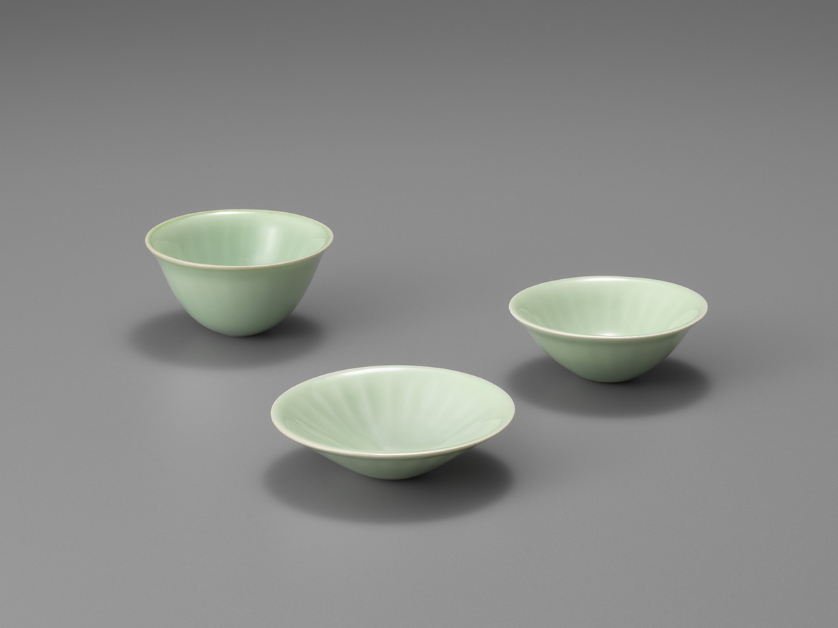 (左)c-11  玲磁鎬盃  D.7.9  H.4.0 cm (中)c-1  玲磁鎬盃   D.9.2  H.2.4 cm (右)c-6  	玲磁鎬盃  D.8.0  H.3.0 cm