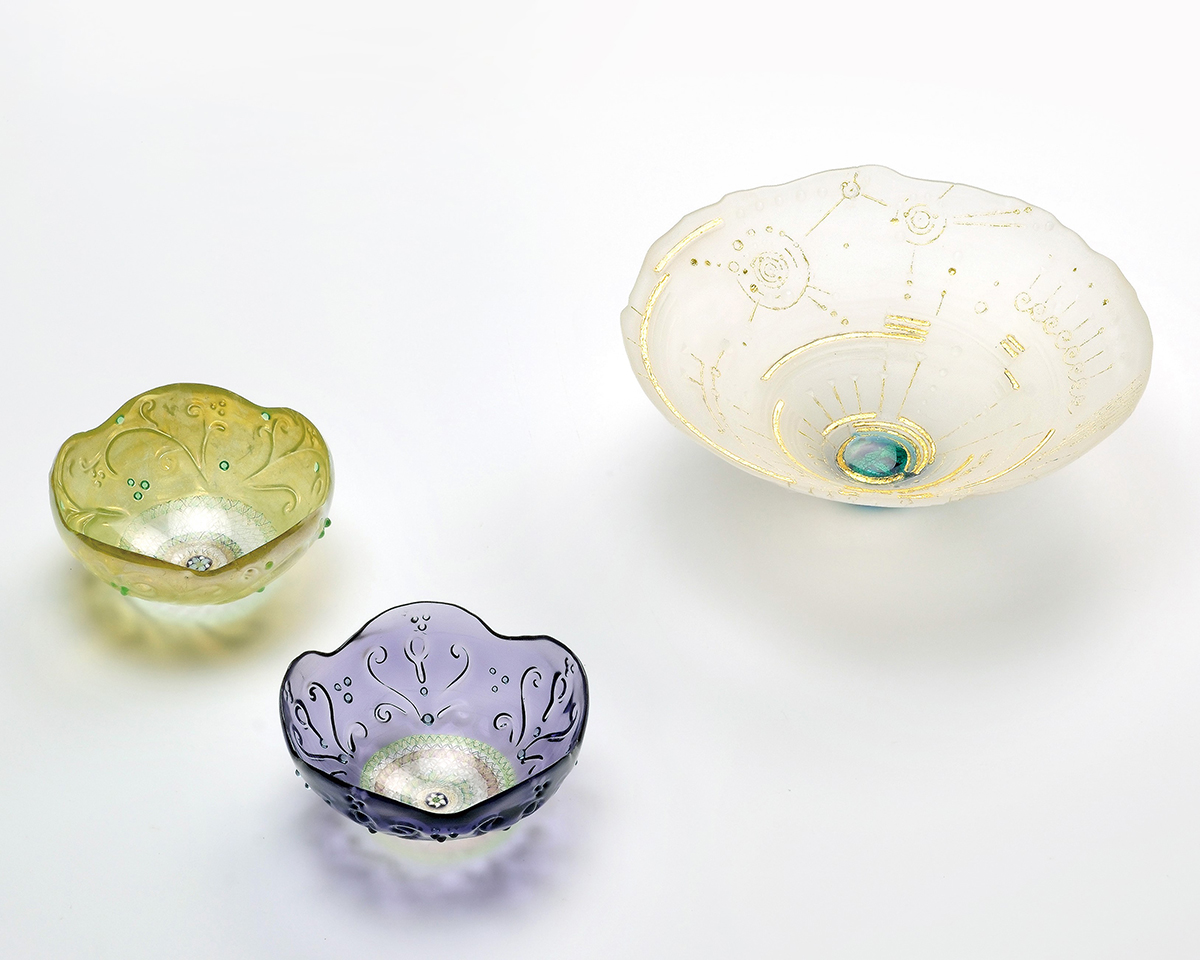 右：金箔二層挿み陽刻文器   	径14.7  高5.5 cm　
中：型押し唐草文輪花盃   	径8.0  高3.6 cm　	
左：虹彩型押し唐草文輪花盃   	径7.7  高3.7 cm　