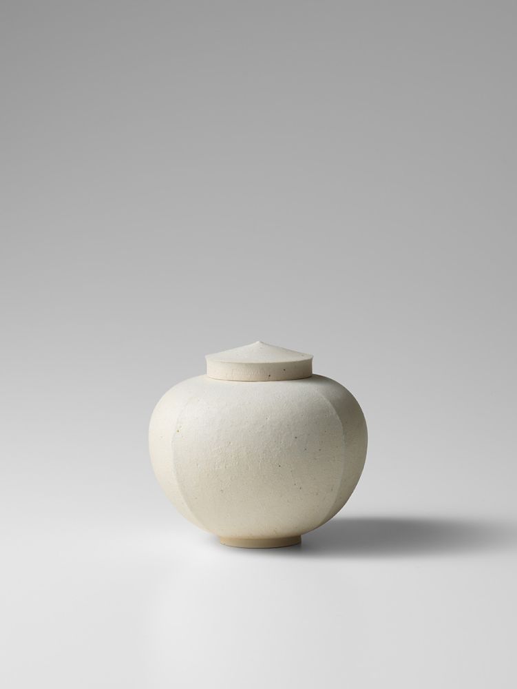 18  	白焼締薬壺　Stoneware,Jar with lid  D.9.9 H.9.2 cm