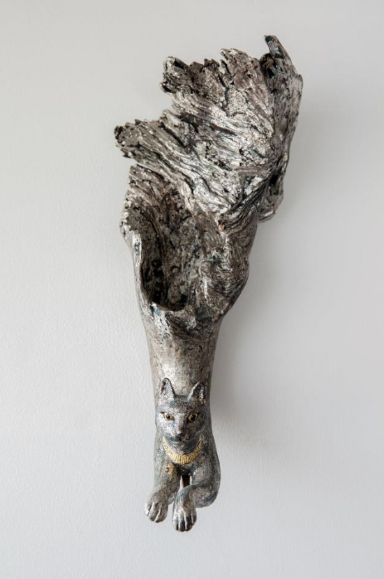 《Holy Cat – リュトン》 杉神木 錫箔 真鍮 H:36cm