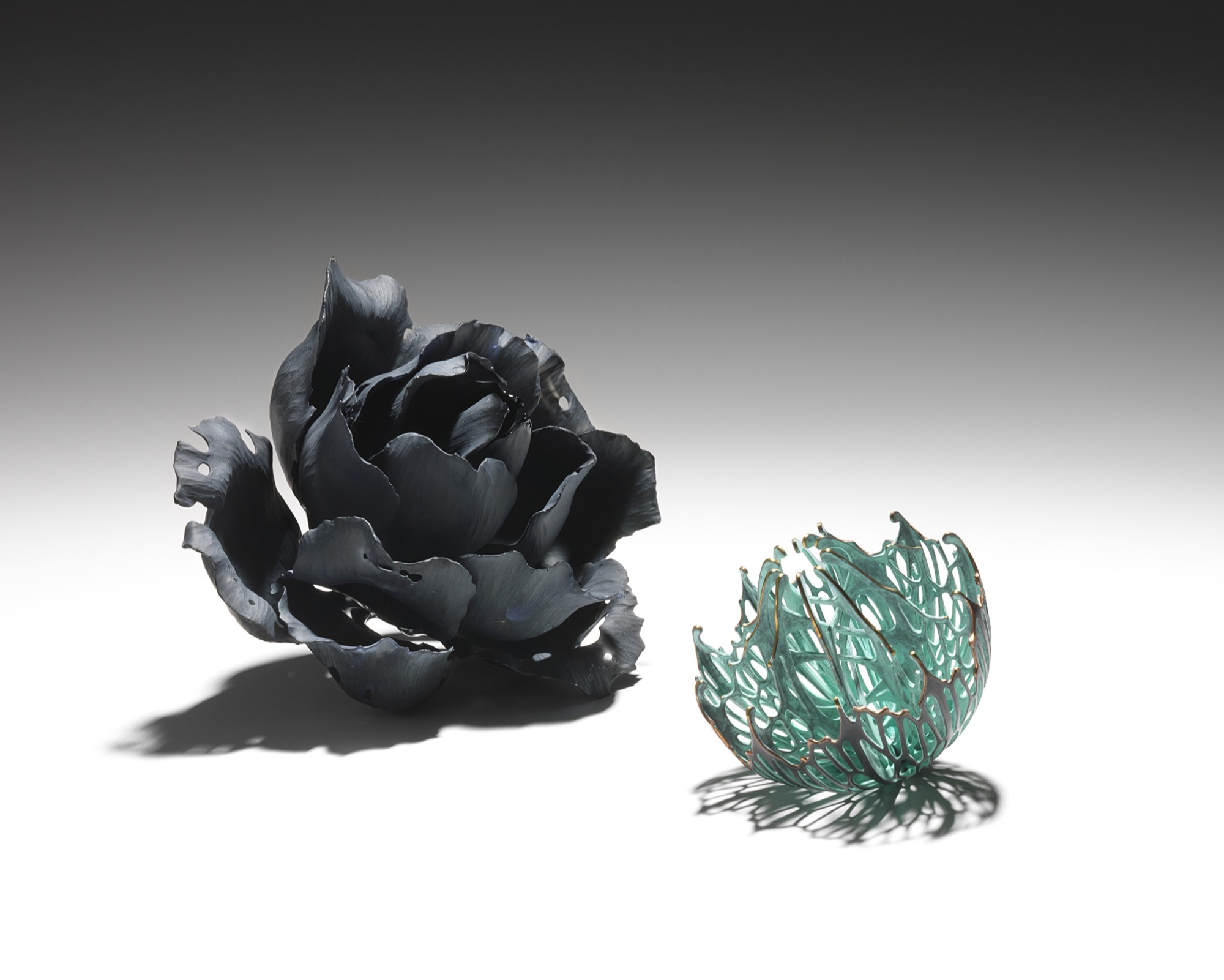 [写真左] 小曽川瑠那 「深い静寂Ⅱ」 ガラス　15.3×12×12cm [写真右] 久米圭子 「wonders 059」 真鍮・銅　7.5×7.5×7cm