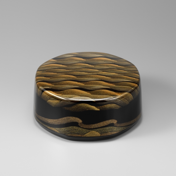 内島一郎　蒔絵八角箱「彩波(さいは)」 