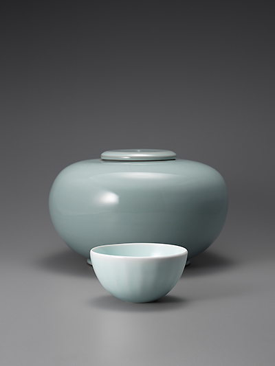  [上] a-1  青磁有蓋壺  <br>Celadon Jar with Lid  <br>D.32.4 H.20.5 cm<br>[下] d-8  白青磁茶碗  Whitish Celadon Tea Bowl  <br>D.13.4 H.7.0 cm