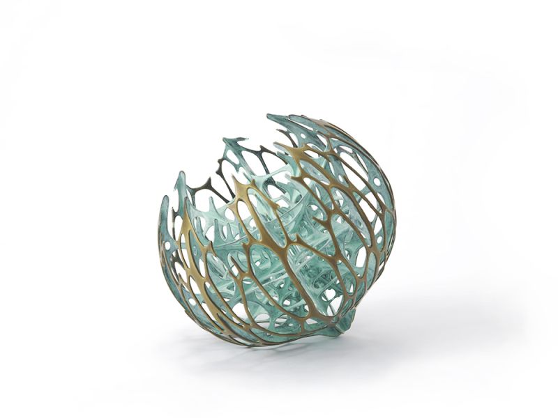 K-2 久米圭子 wonders 094 <br>w.145 d.140 h.140 mm <br>素材：真鍮     技法：鍛金、透かし彫り、ロウ付け