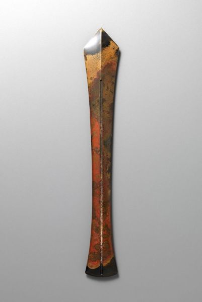 「聖なるもの」L.318 W.46 D.14 mm, 青銅鋳造、緑青