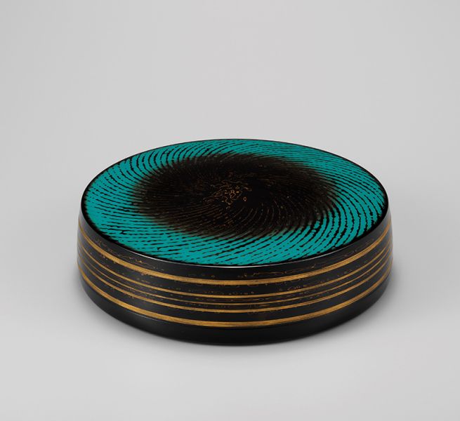 安藤源一郎作　紙胎蒟醤青嵐合子　<br>D 24.2 x H 6.5 cm <br>技法：紙胎・蒟醬