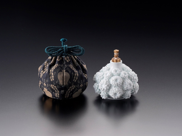 今村ひとみ　菊詰振出　<br>仕覆／花籠立華文綾織 (鈴木時代裂研究所・鈴木一弘謹製)  <br>径.7.9  高6.3 cm