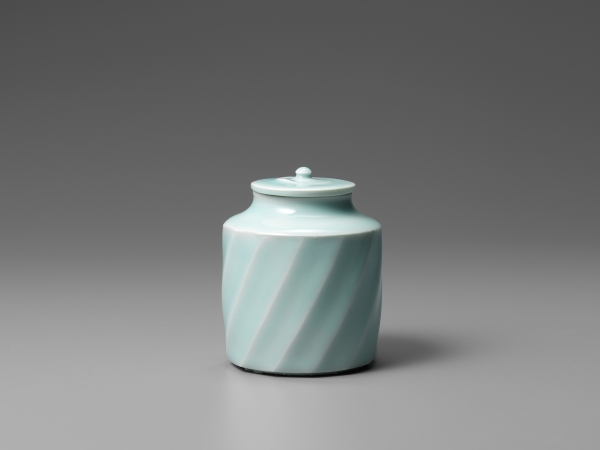 鈴木治　青白磁茶入　D.6.8 H.8.4cm