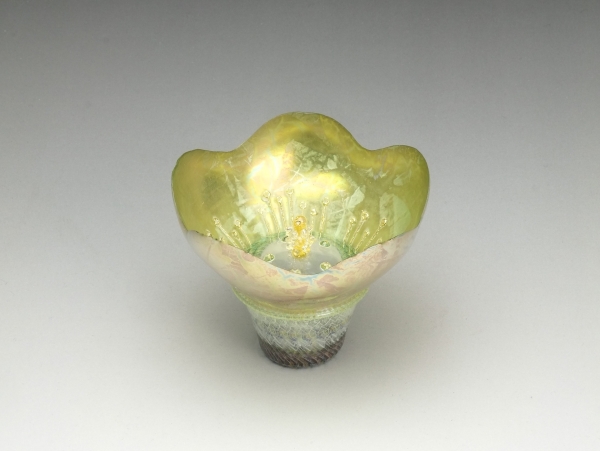 「虹彩花形蓋物｣ 直径7.4㎝ 高さ5.9㎝