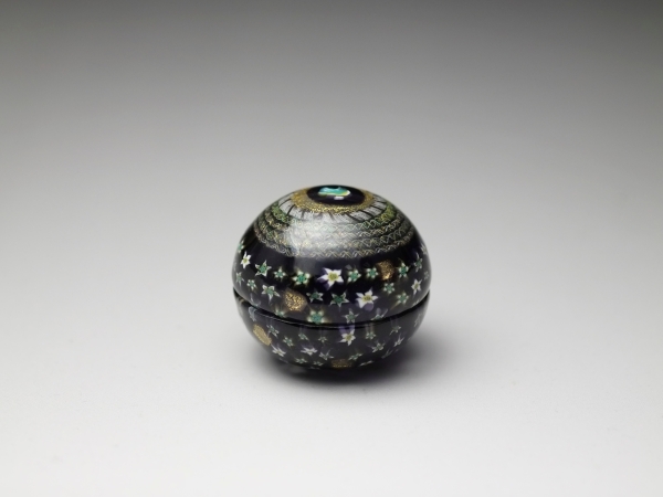 ｢花モザイク文蓋物｣ 直径4.3㎝ 高さ3.9㎝
