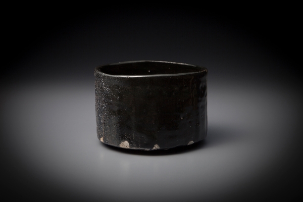 4、八坂篠土貴舟石引出黒茶盌