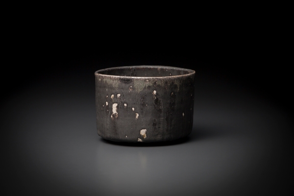 22、八坂篠モグサ土カモガワ塗土加茂川石二重掛け京瀬戸黒茶盌