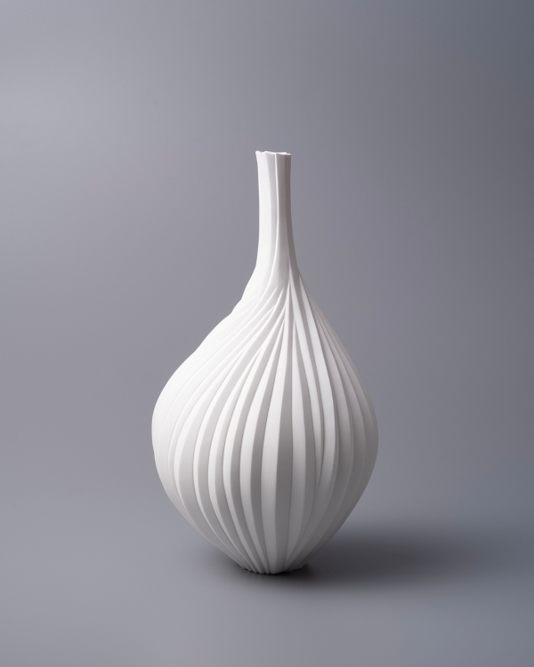 高橋奈己　1. 白磁の実　｜　TAKAHASHI Nami　HAKUJI-NO-MI  (White Porcelain Flower Vase)