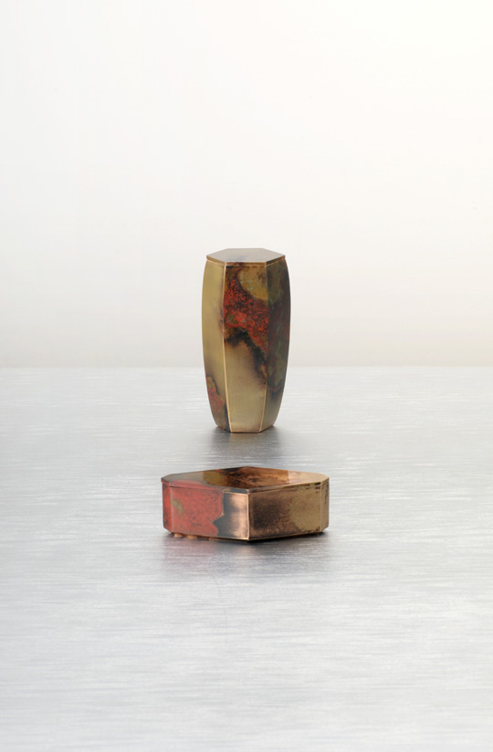 上：茶入　
下：香合